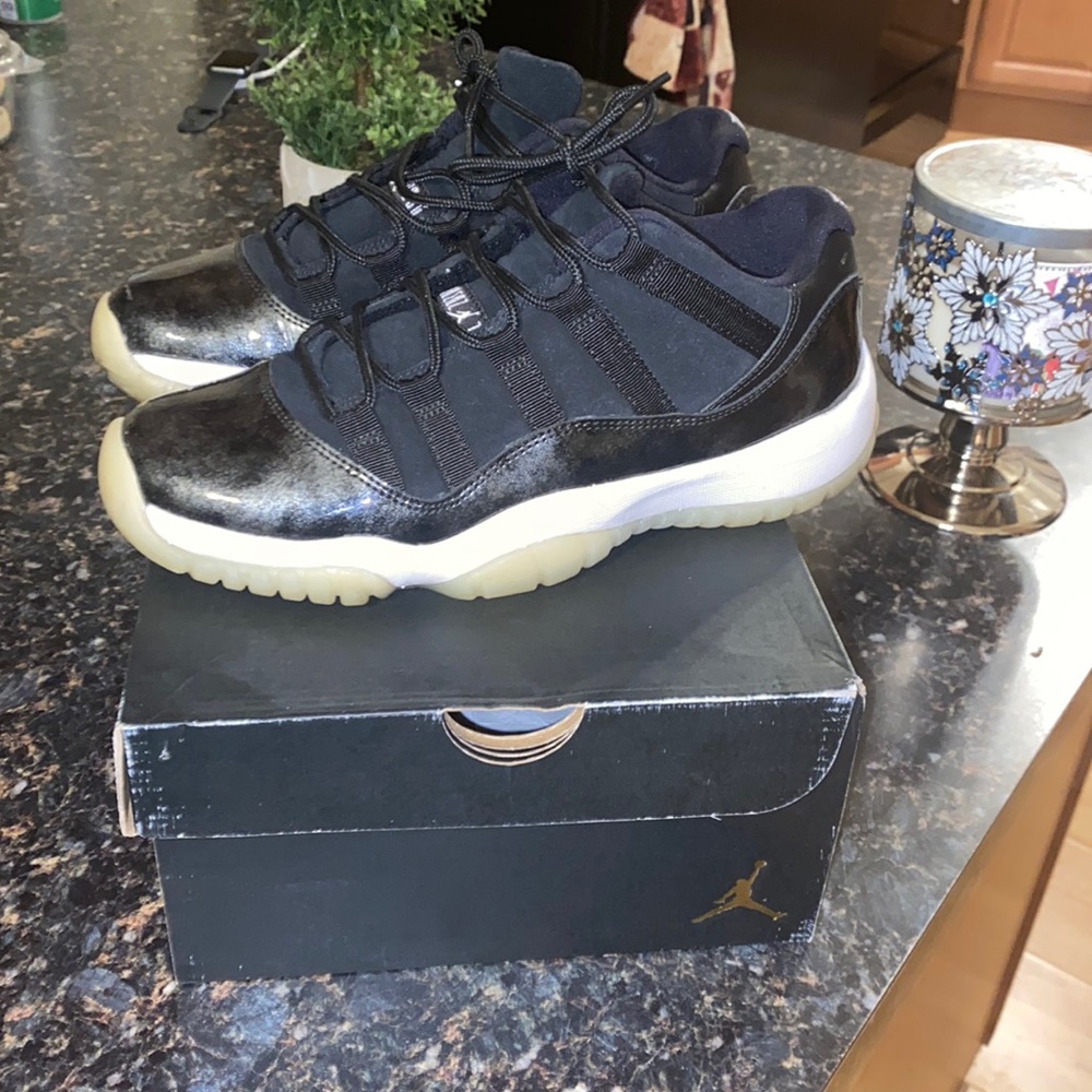 Retro 11 Jordan’s- Metallic Silver & Black size 6y=7.5 womens